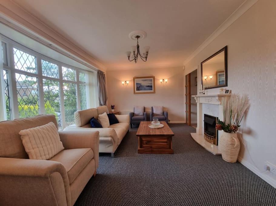 Charming Coastal Bungalow Cayton Exterior photo